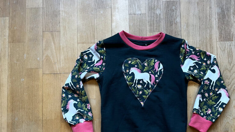 Kinder-Raglanpullover mit Pferden und Herz-Applikation