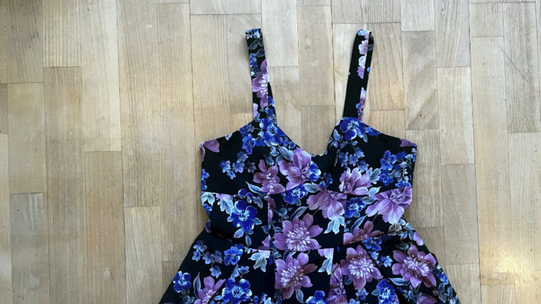 Festliches Kleid mit Blumenmuster