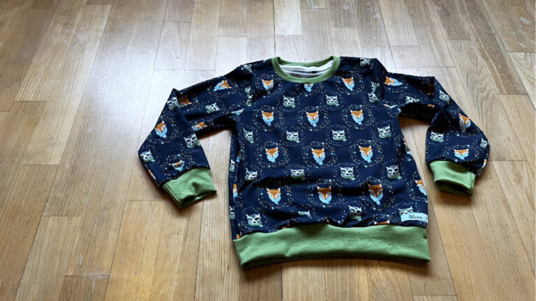 Kinderpullover mit Waschbär und Fuchs