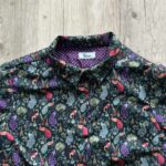 Damenbluse mit Pfauen