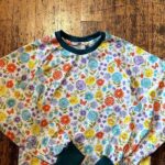 Kinderpullover mit Blumenmuster