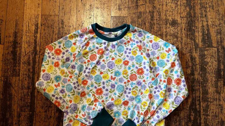 Kinderpullover mit Blumenmuster