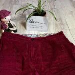 Cordhose in einem Beeren-Ton