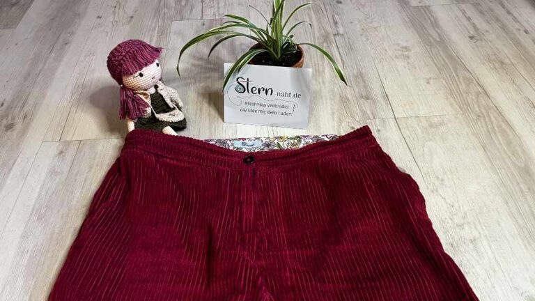 Cordhose in einem Beeren-Ton