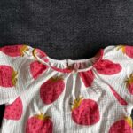 Kinderbluse mit Erdbeeren