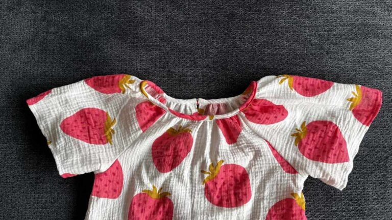 Kinderbluse mit Erdbeeren