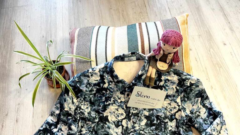 Herrenhemd mit dunklem Blumenmuster