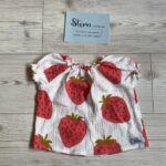 Babybluse mit Erdbeeren