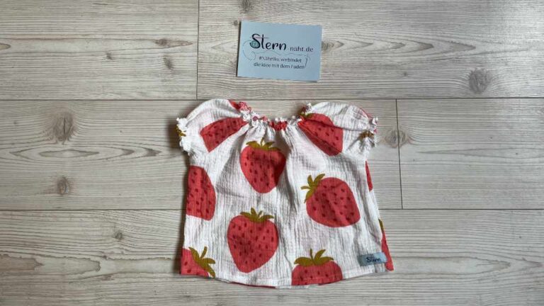 Babybluse mit Erdbeeren
