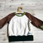Babypullover in schlichtem Bunt