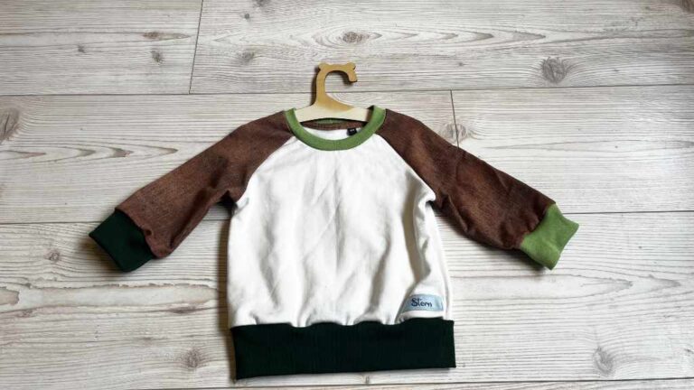 Babypullover in schlichtem Bunt