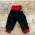 Baby-Pumphose in schwarz mit roten Bündchen