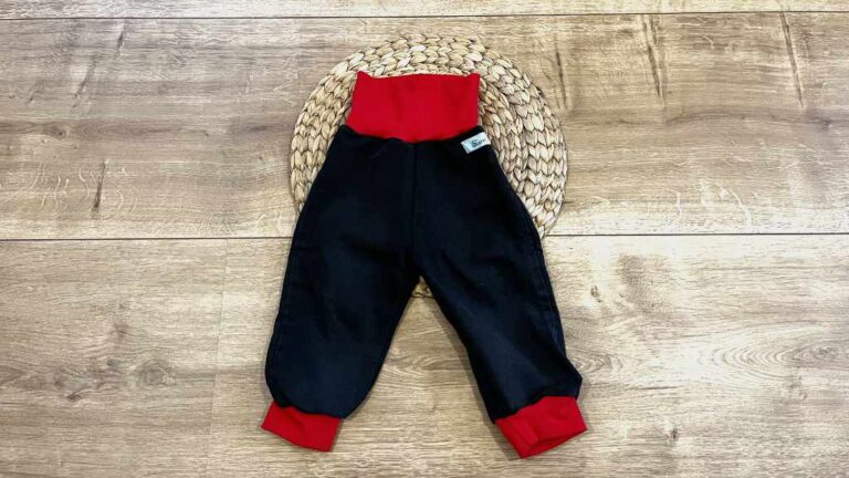 Baby-Pumphose in schwarz mit roten Bündchen